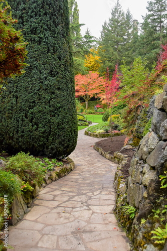 秋色に彩られた庭園の小路 ビクトリア ブリティッシュコロンビア カナダ 