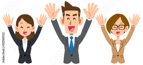 若い男性を中心に両手を上げて喜ぶビジネスのチーム
