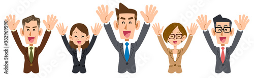 若い男性を中心に両手を上げて喜ぶビジネスのチームの上半身
