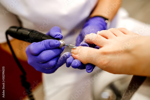 the hands of the master make a pedicure