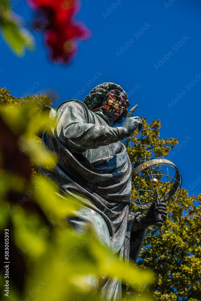 Fototapeta premium Closeup shot of Nicolaus Copernicus Statue in Torun, Poland