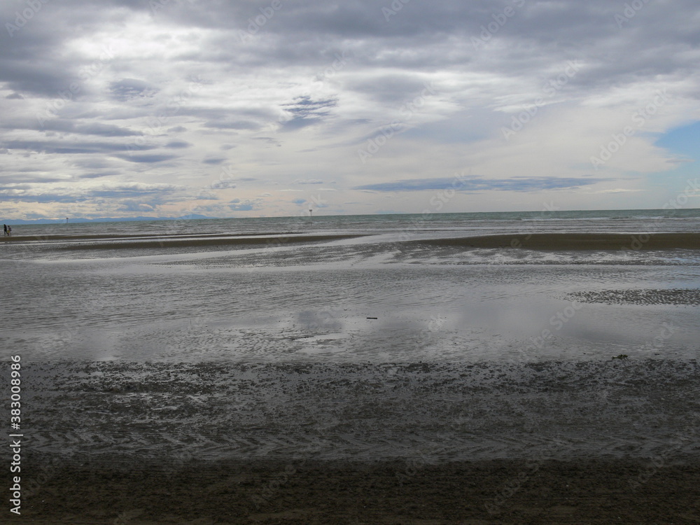 una vista panoramica dell'orizzonte marino presso la spiaggia della città di caorle venezia italia
