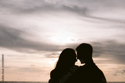 Coppia innamorata sulla spiaggia al tramonto photo