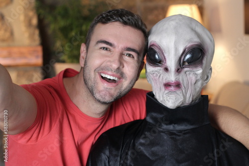 Konstfotografi Excited man taking a selfie with an alien