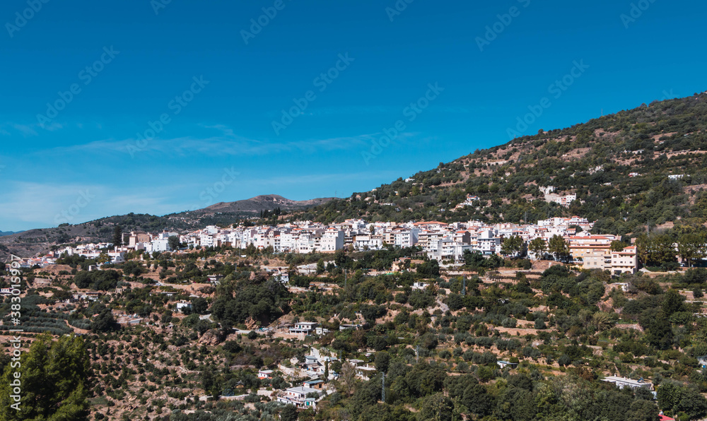 Vista del pueblo de Lanjaron en la montaña