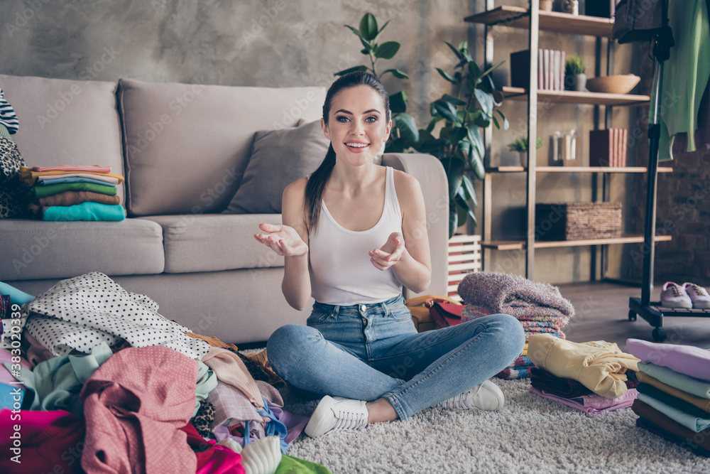 Φωτογραφία Portrait of her she nice attractive pretty cheerful cheery girl sitting on floor