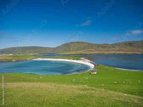 Quadro su tela From Ketla Ness, the white sand beach of Banna Minn alongside the tombolo that j