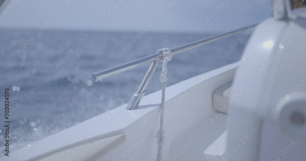 Barco pequeño navegando en mar en calma