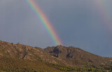 Regenbogen in den Bergen an einem wolkigen Tag Panoramalandschaft, Korsika nähe Saint Florent