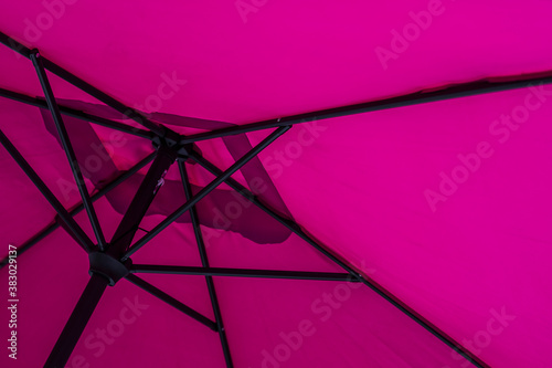 Arrière plan design avec lignes noires et fond magenta - Intérieur d'un parasol © PicsArt