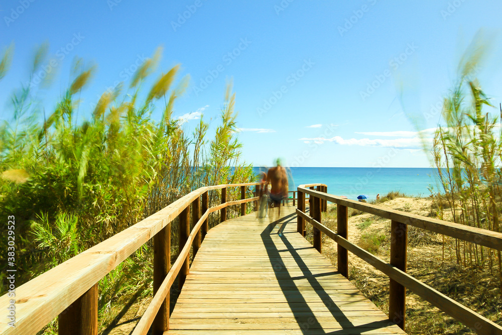Obraz premium Wooden walkway to the beach in the morning in Alicante, Spain