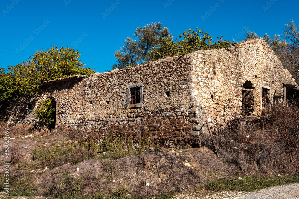 Ruinen alter verlassener Steinhäuser