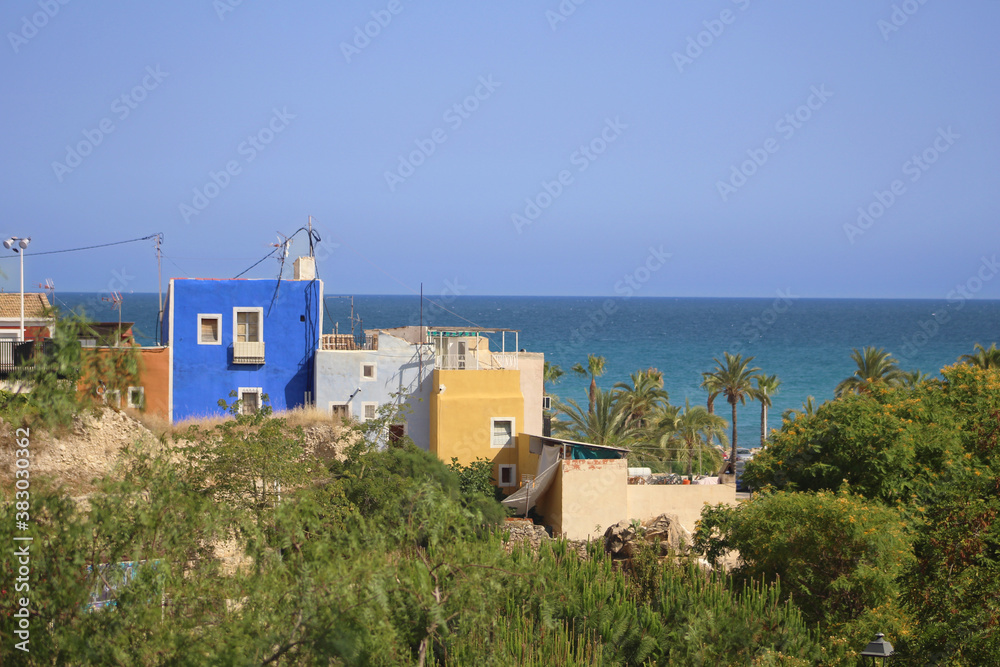 Casas de colores sobre en río Amadorio, Villajoyosa, España