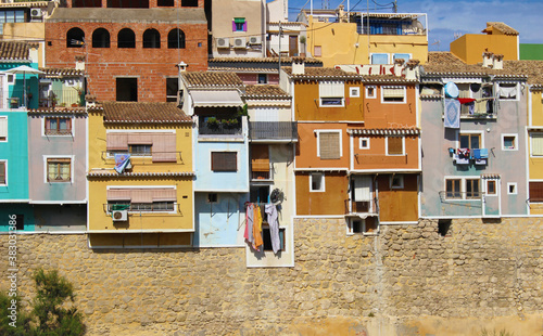 Casas de colores sobre el río Amadorio, Villajoyosa, España © Bentor
