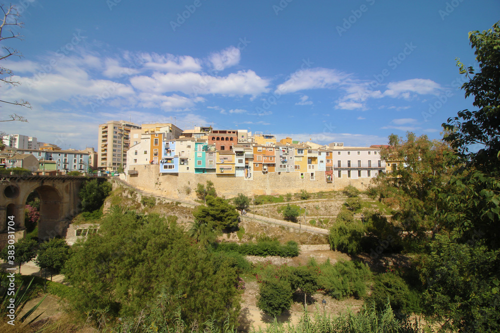 Casas de colores sobre el río Amadorio, Villajoyosa, España