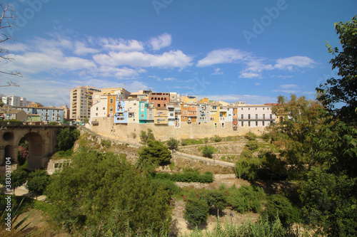 Casas de colores sobre el río Amadorio, Villajoyosa, España