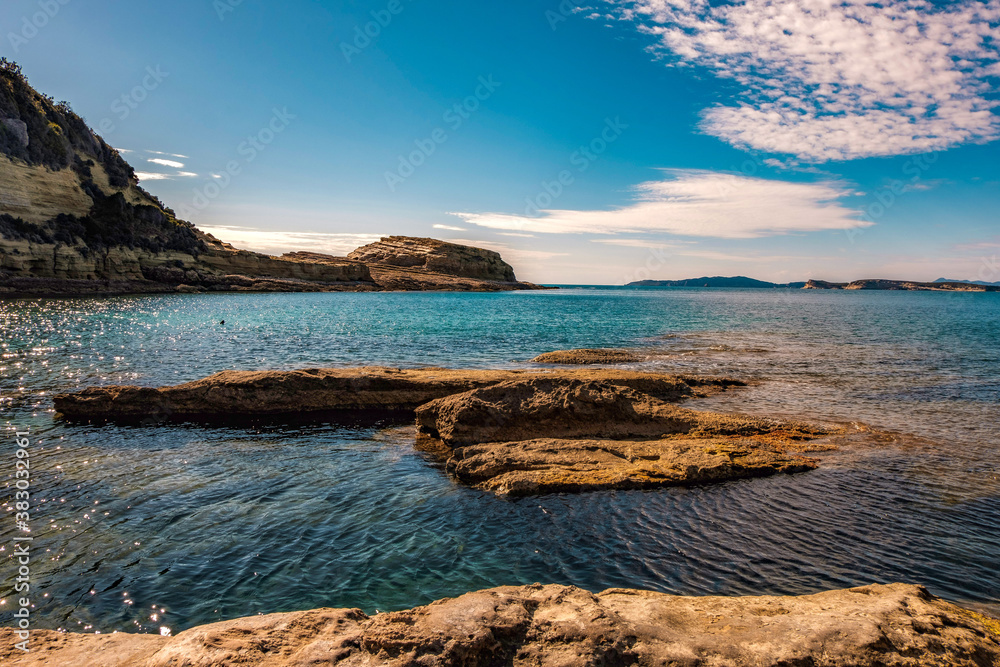Felsiger Küstenstreifen auf der Insel Korfu