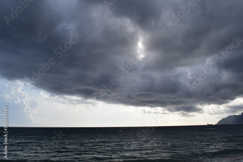 paesaggio di mare con nuvole