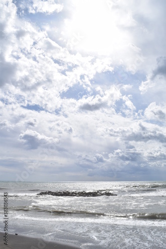 paesaggio di mare con nuvole