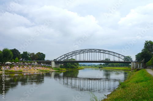 Blick auf den Fluss Weser und Weserbrücke bei Rinteln mit Weserbergland im Hintergrund	