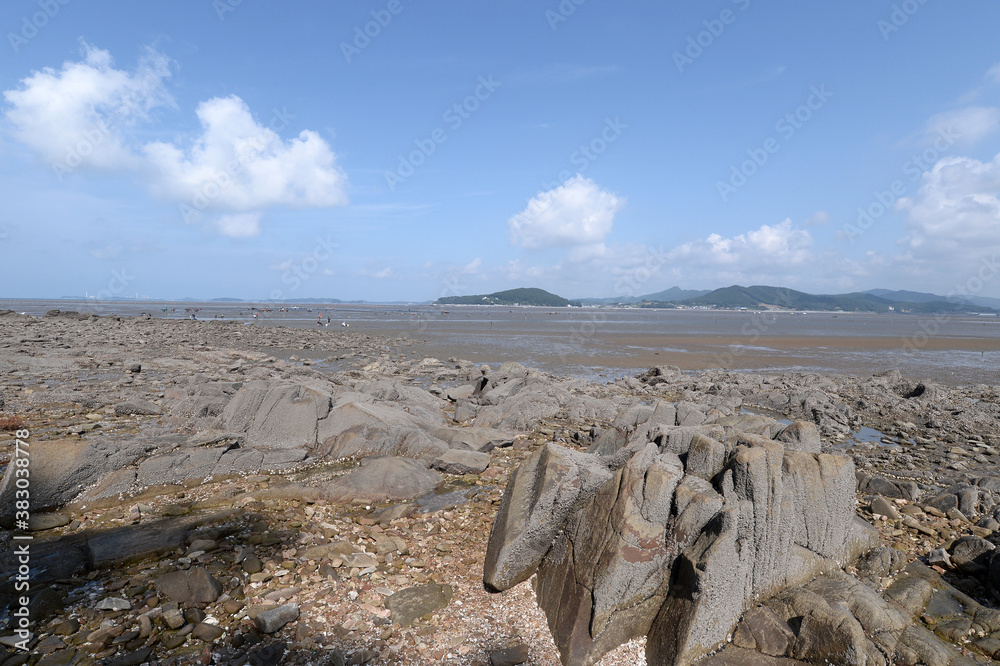 Φωτογραφία Mudflats and rocks along the seaside in Seocheon-dun, Chungcheongnam-do province, South Korea