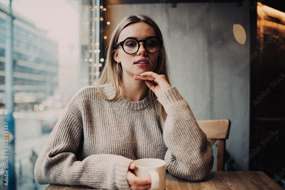 Φωτογραφία Half length portrait of attractive Caucasian female customer in trendy spectacle