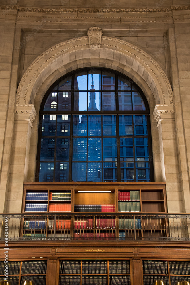 détail de la bibliothèque publique de new york avec vue sur une grande fenêtre au-dessus de livres