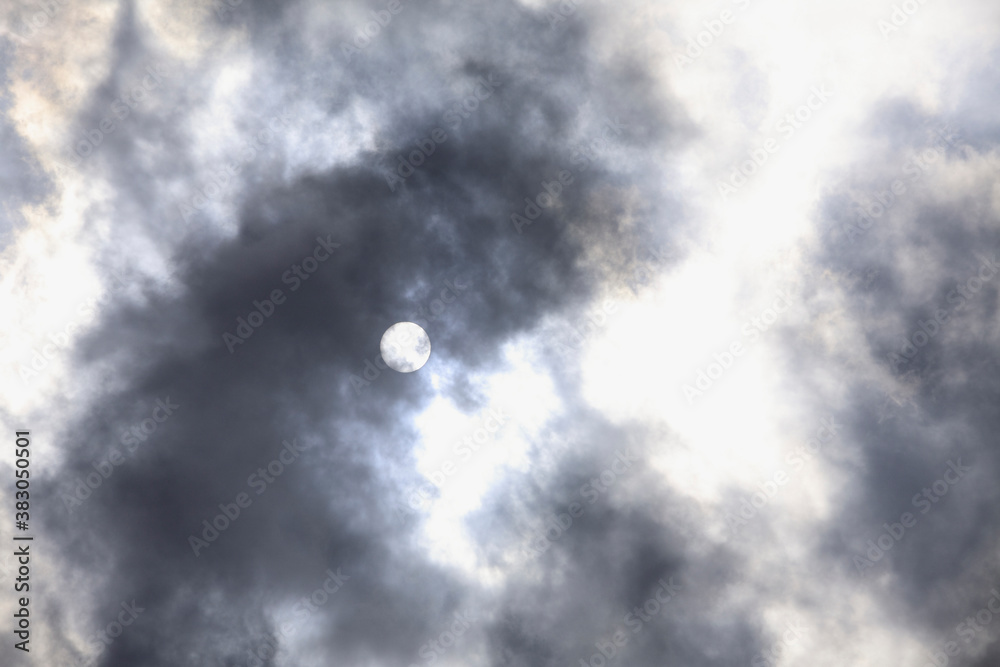 Obraz premium 雲間の太陽