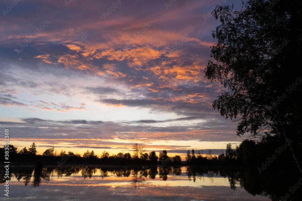 Obraz premium Beautiful sunset / sunrise over the lake