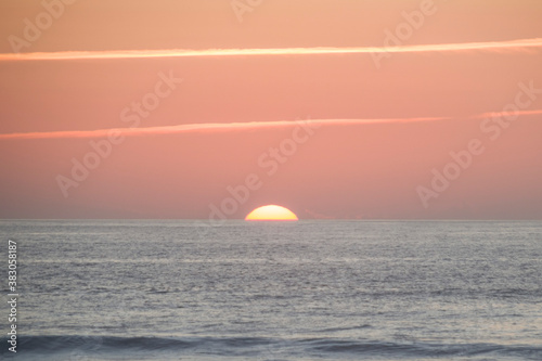 Fototapeta Naklejka Na Ścianę i Meble -  Sun setting on the ocean