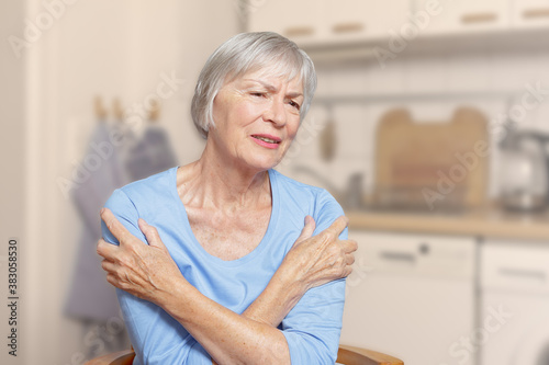 Polymyalgia rheumatica: old woman suffering from acute pain in her upper arms, filter effect. © agenturfotografin