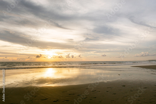 Tramonto sul mare ai tropici