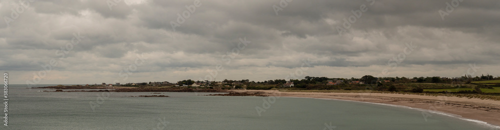 Une vue panoramique de la plage de la Mondrée en Normandie (France)