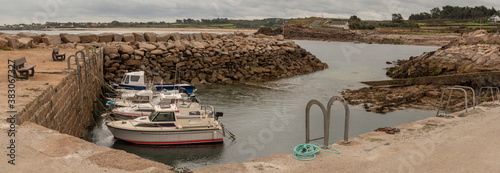 Une vue panoramique du port Pignot en Normandie (France).