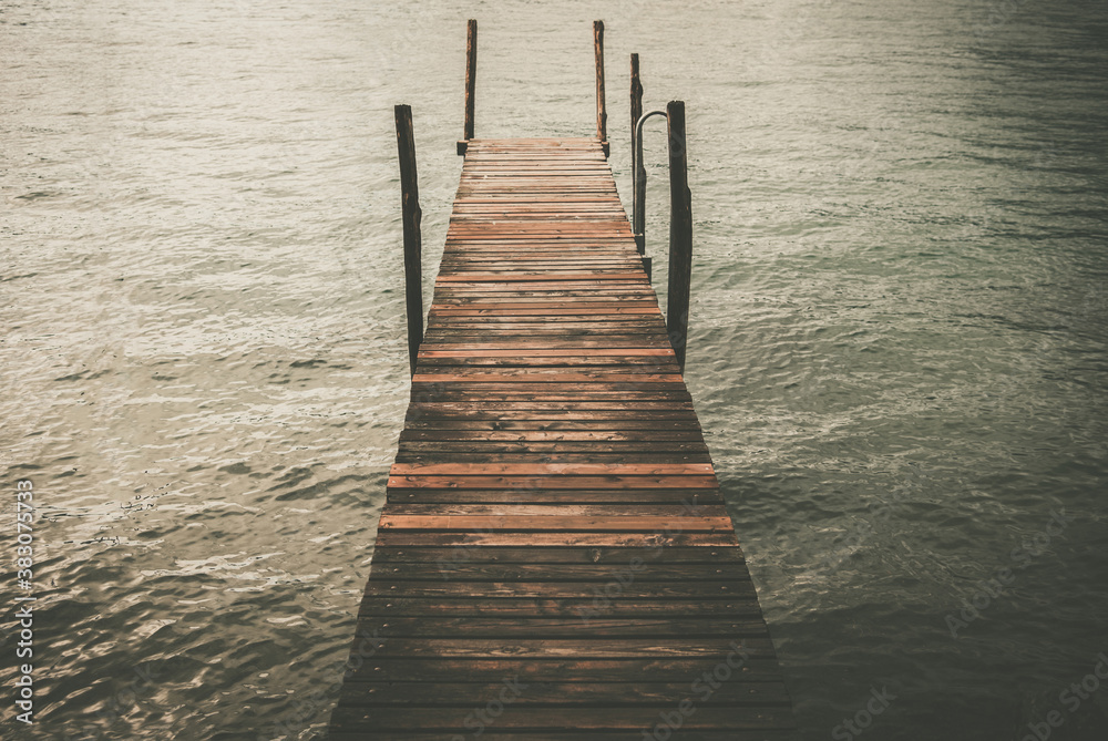 Obraz premium Rustic Wooden Pier on the Lake