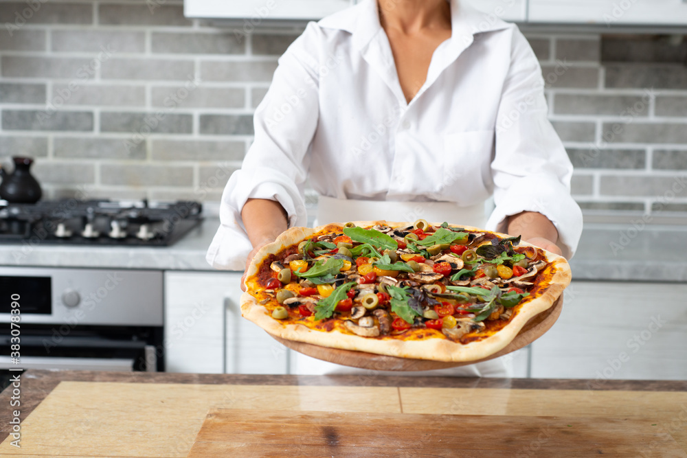 The chef demonstrates a ready-to-eat pizza without cheese. Vegan food. The chef demonstrates a ready-to-eat pizza without cheese. Vegan food.