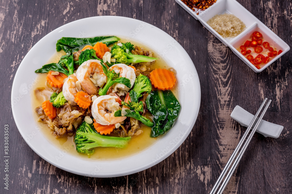 Noodles with shrimp in gravy sauce Noodles with shrimp in gravy sauce