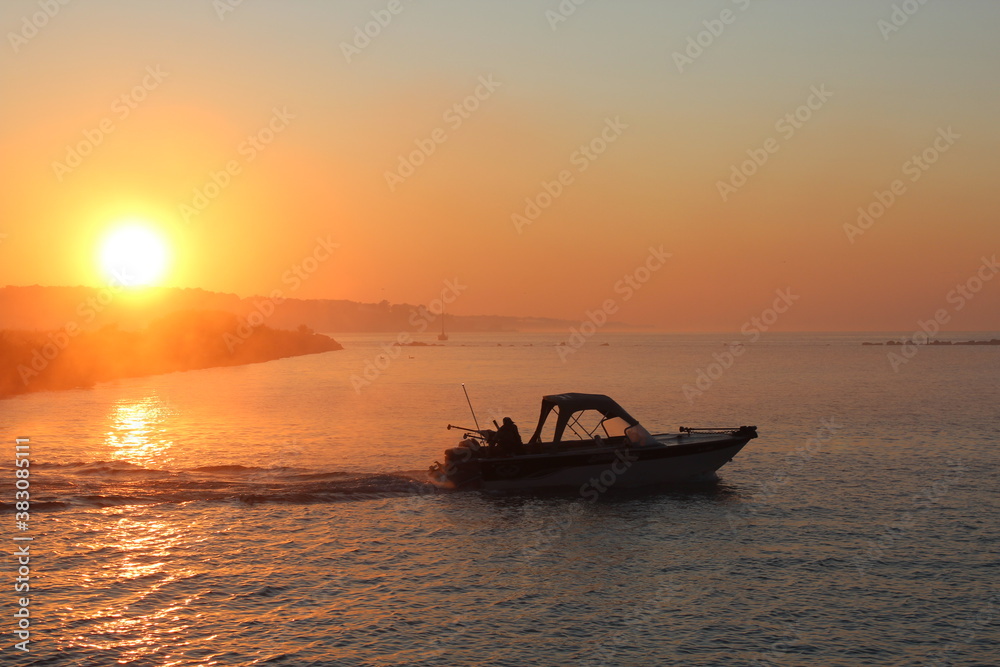 Obraz premium Boat Sunrise Sunset Fog over Water