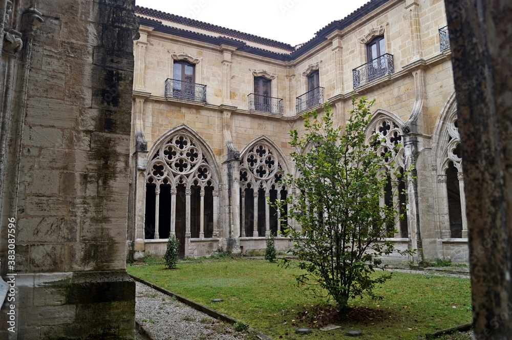 Pátio dentro da Catedral de Oviedo / Espanha