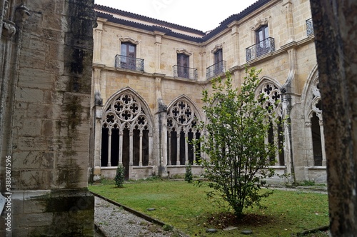 Pátio dentro da Catedral de Oviedo / Espanha © GracindoJr