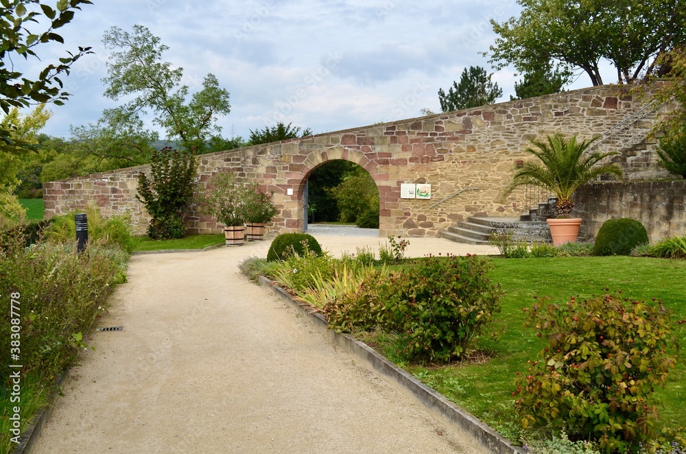 alte Stadtmauer mit gepflegtem garten in Leonberg