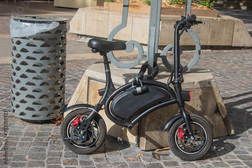 Tableau sur toile Petit vélo électrique.
