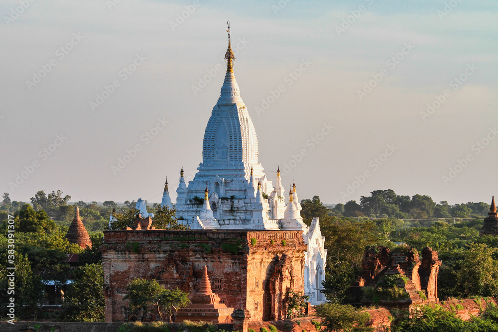 Obraz premium Pagodas and temples of Bagan in Myanmar, formerly Burma, a world heritage site.