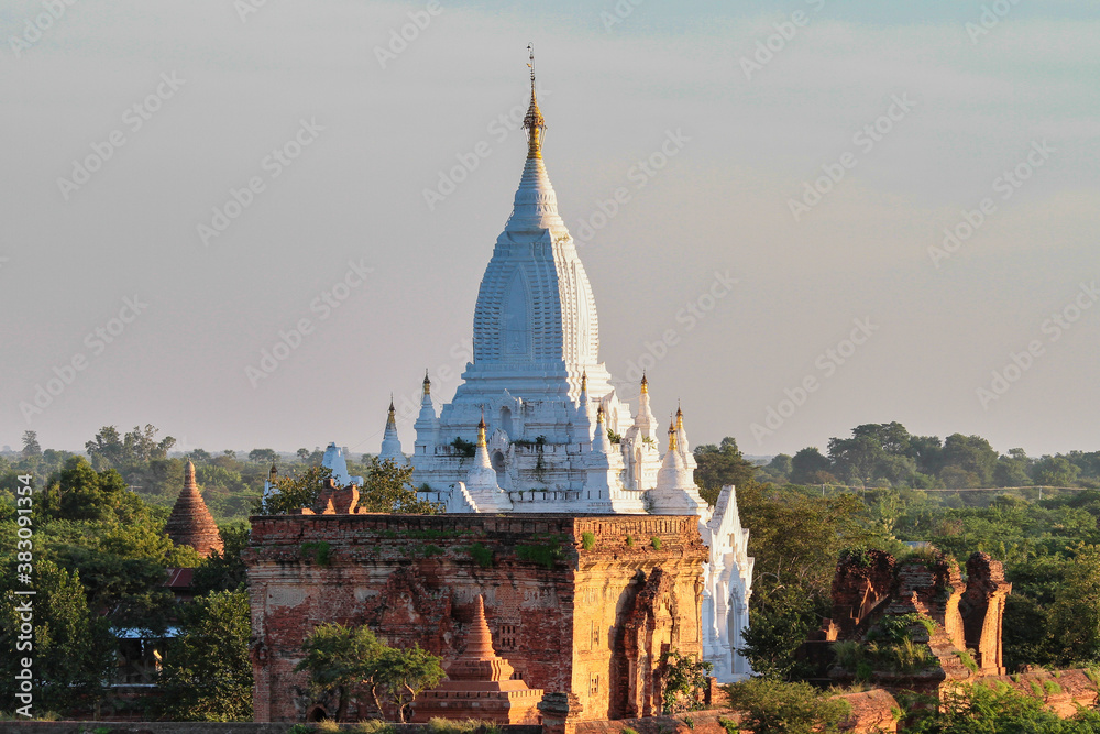 Obraz premium Pagodas and temples of Bagan in Myanmar, formerly Burma, a world heritage site.