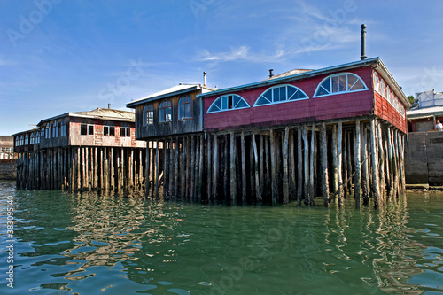 Pfahlbauten in Castro, Insel Chiloé, Chile photo