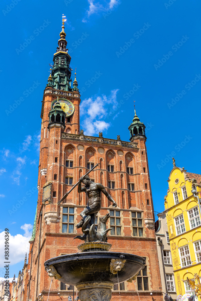 Obraz premium Neptune Fountain - Fontanna Neptuna - in front of Old Town City Hall at Long Market Dlugi Rynek in old town city center of Gdansk, Poland