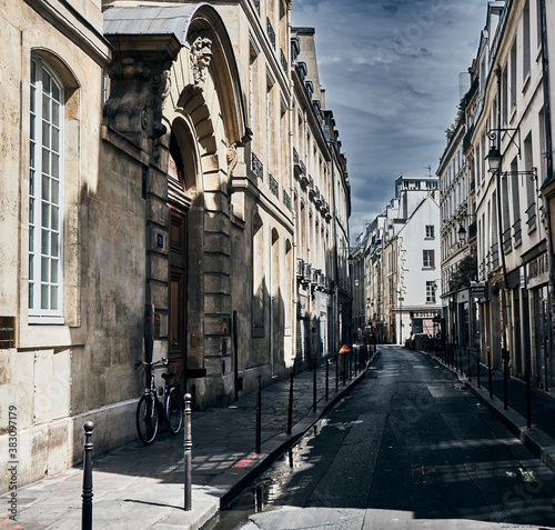 Fototapeta Naklejka Na Ścianę i Meble -  Typical parisian architecture, downtown Paris, France