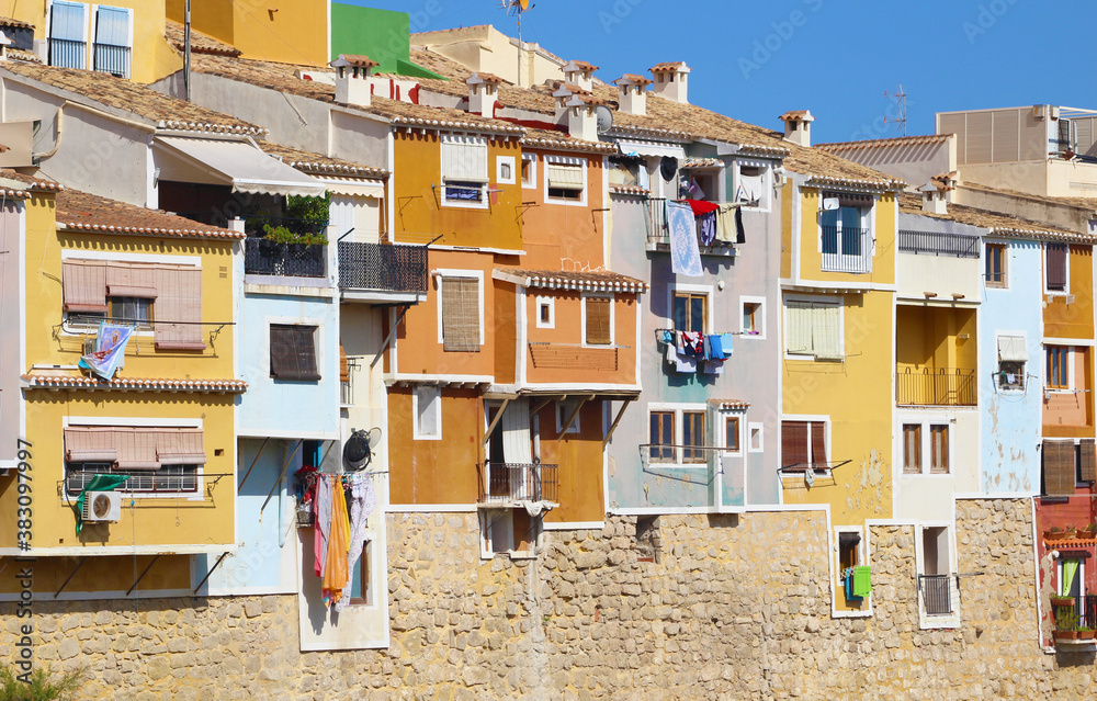 Fototapeta premium Casas de colores sobre en río Amadorio, Villajoyosa, España
