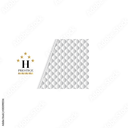 Carte pour un hôtel de luxe 5 étoiles, décoré d’un motif capitonné blanc.