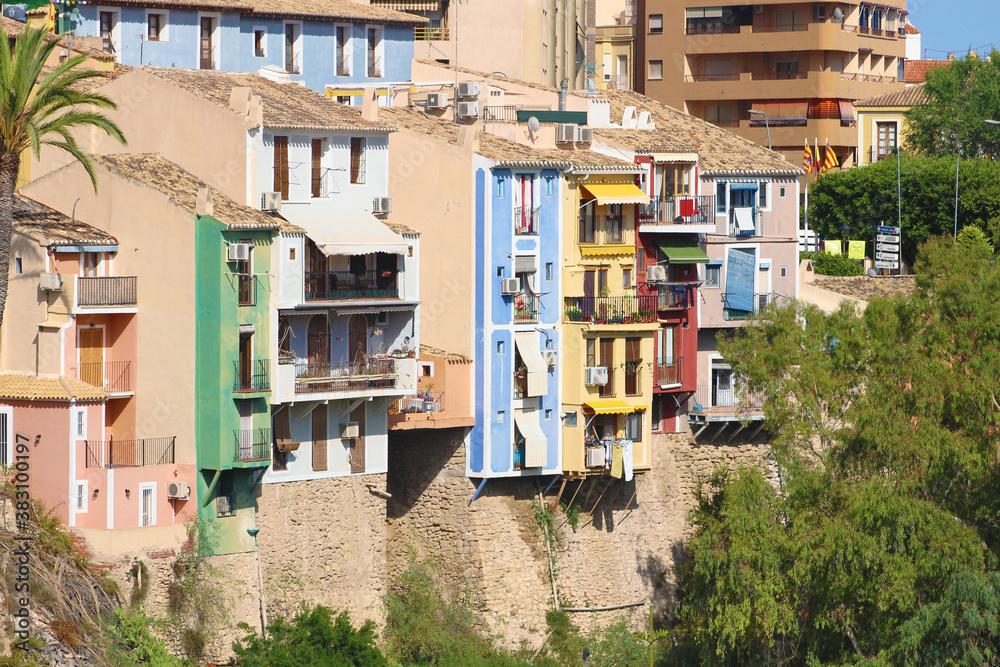 Fototapeta premium Casas de colores sobre en río Amadorio, Villajoyosa, España